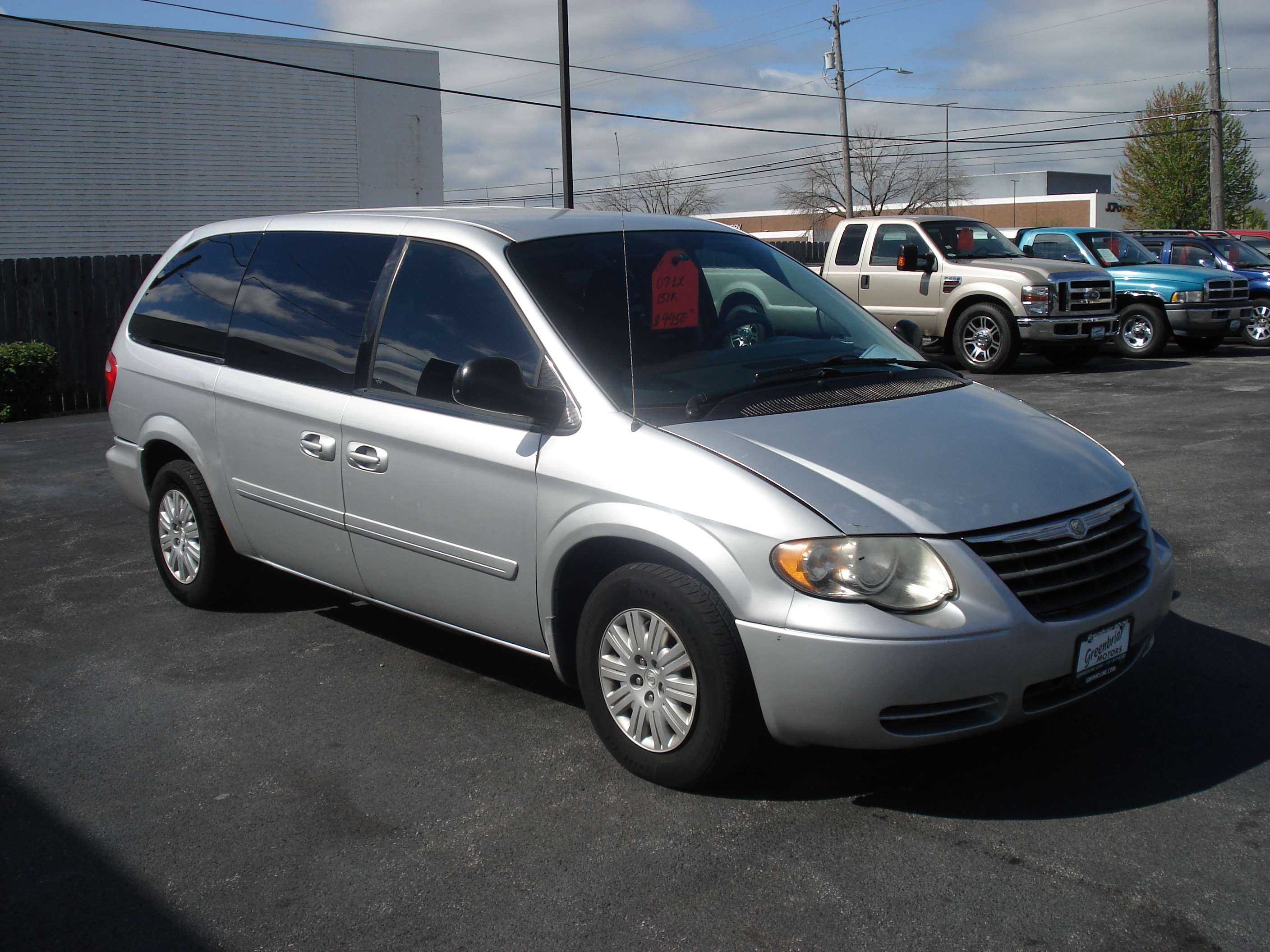 Chrysler Town And Country Image 4